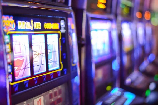 Live Sic Bo dealer at kabelbet studio table